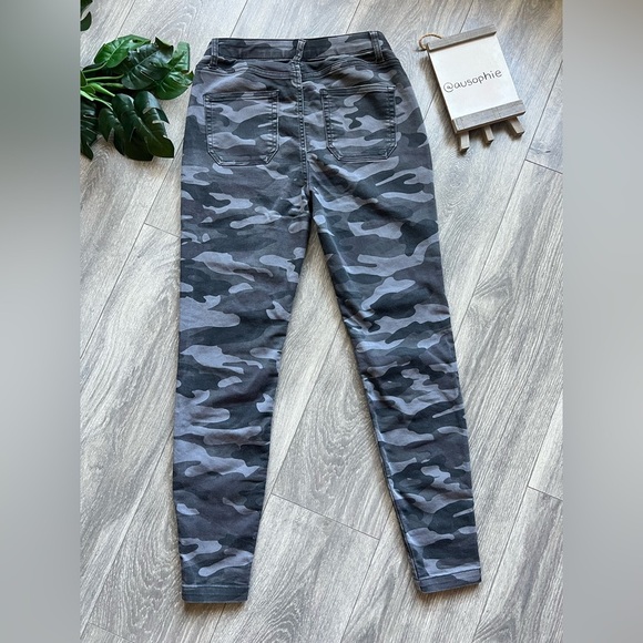 Knox Rose Camo Mid-Rise Utility Ankle Pants with Zip Ankle Detail. Size 2 - Picture 9 of 14